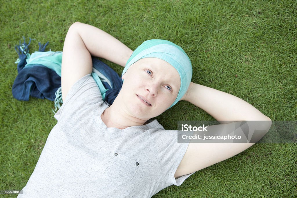 Chemio donna seria espressione in the Grass - Foto stock royalty-free di Adulto