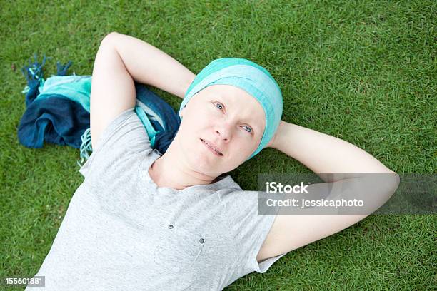 Chemio Donna Seria Espressione In The Grass - Fotografie stock e altre immagini di Adulto - Adulto, Cancro - Tumore, Caucasico