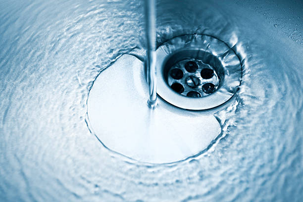 drain with water drain with waterrunning kitchen faucet (darker variation shot)running kitchen faucet kitchen sink stock pictures, royalty-free photos & images