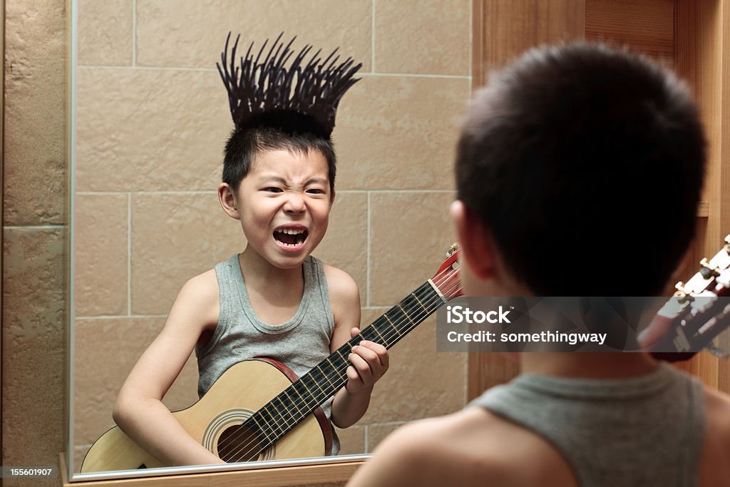 Rapaz de graffiti no espelho da casa de banho - Royalty-free Criança Foto de stock