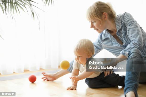 Photo libre de droit de Jouer Avec Le Ballon banque d'images et plus d'images libres de droit de Attraper - Attraper, Balle ou ballon, Tout-petit