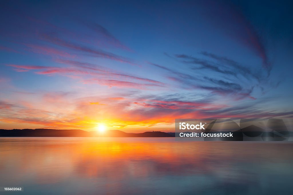 Coucher de soleil sur l'eau - Photo de Coucher de soleil libre de droits