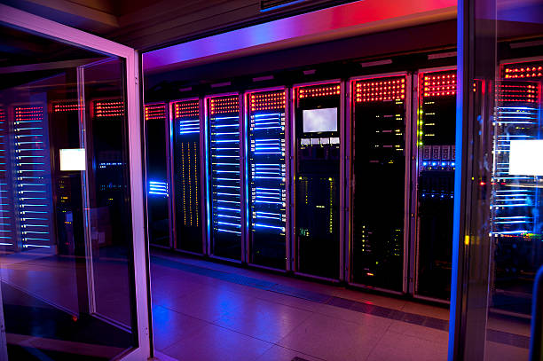 hi-tech data center - supercomputer photos et images de collection