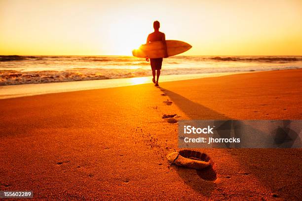 Foto de Surfista No Pôrdosol e mais fotos de stock de Surfe - Surfe, Pôr-do-sol, Praia