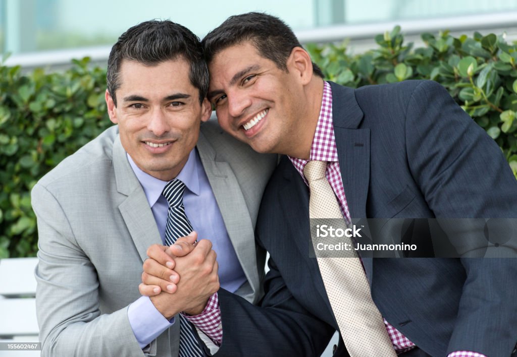 Gay dirigenti maturo tenendo le mani - Foto stock royalty-free di Uomo politico