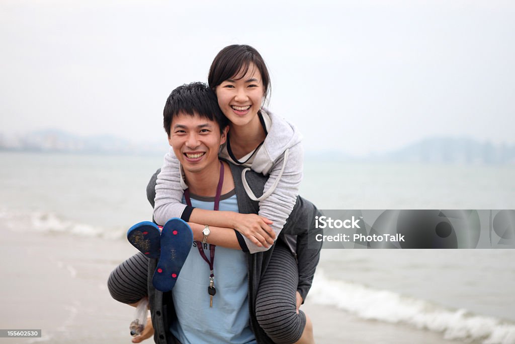 Casal jovem feliz jogando na praia-XG - Foto de stock de Cultura Chinesa royalty-free