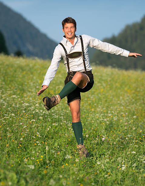 schuhplattler, красивый человек в ледерхозен (xxxl) - german culture oktoberfest dancing lederhosen стоковые фото и изображения