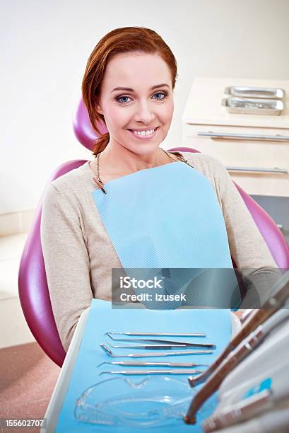 ハッピーな女性の患者の歯 - 歯科用機器のストックフォトや画像を多数ご用意 - 歯科用機器, 歯科衛生, 1人