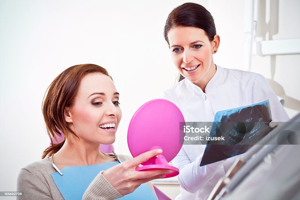 Dentista Dental paziente confronto denti con raggi X - Foto stock royalty-free di 30-34 anni