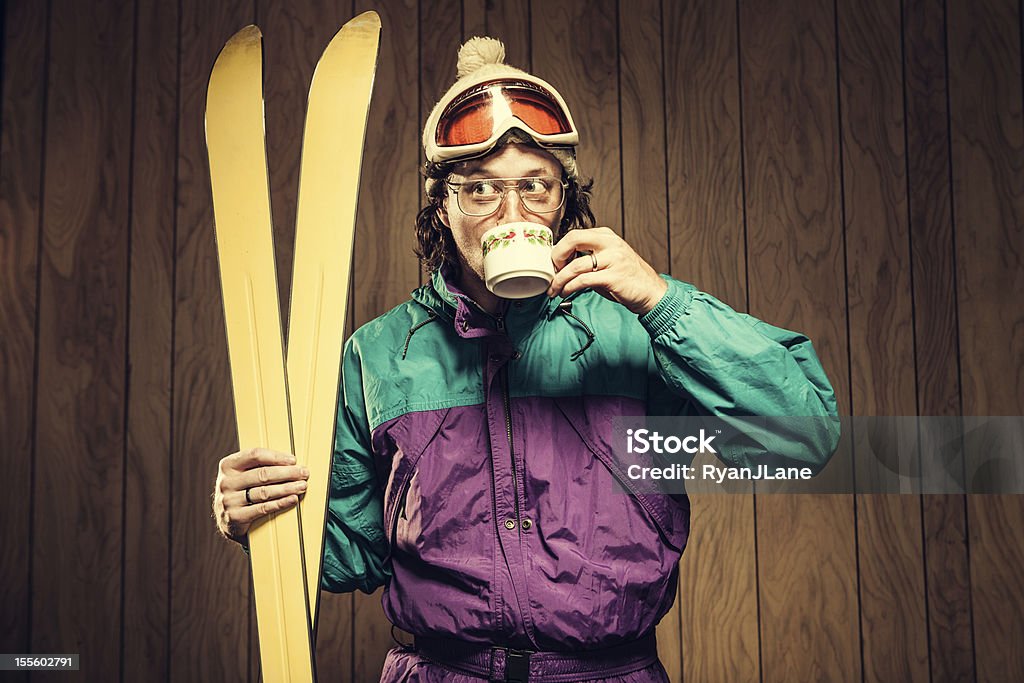Śmieszna Ski Bum w Lodge - Zbiór zdjęć royalty-free (Narciarstwo)
