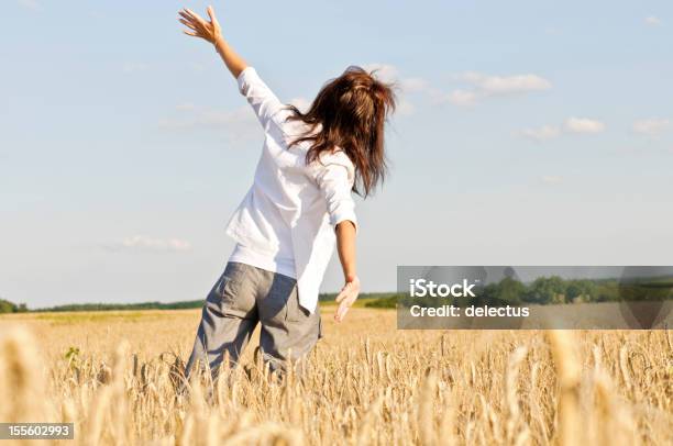 Glückliche Frau In Ein Cornfield Stockfoto und mehr Bilder von Aktivitäten und Sport - Aktivitäten und Sport, Bewegung, Blau