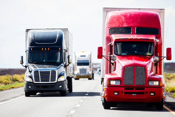 trucking indústria - truck driver highway truck working - fotografias e filmes do acervo