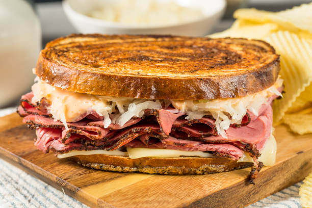 homemade russian reuben sandwich - 粗黑麥麵包 個照片及圖片檔