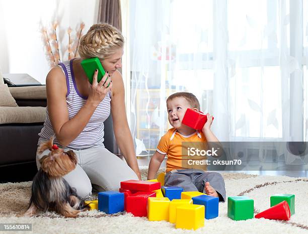 Mutter Und Kind Junge Zusammen Zu Spielen Indoorrolle Stockfoto und mehr Bilder von Familie