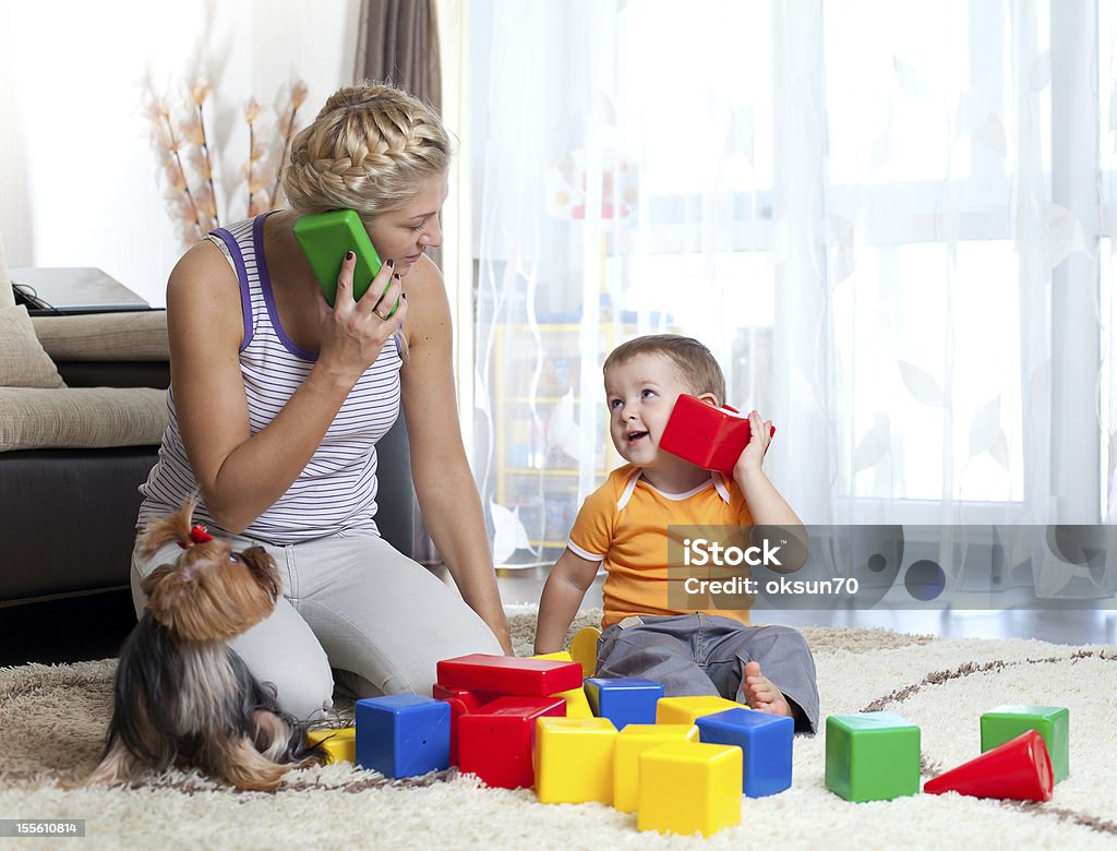 Mãe e Criança menino role-playing juntos coberta - Foto de stock de Brincar royalty-free
