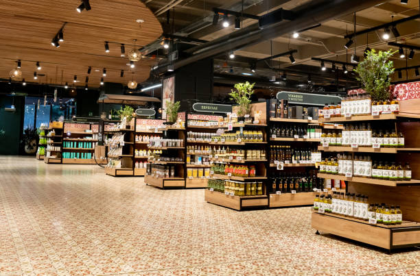 leere gänge in einem supermarkt - organic supermarket stock-fotos und bilder