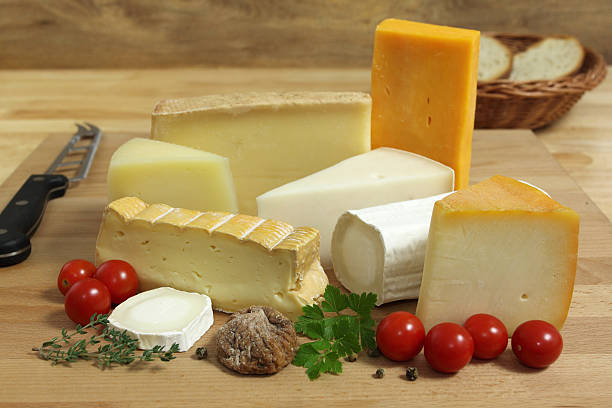 quesos - cheese plank table knife sage fotografías e imágenes de stock