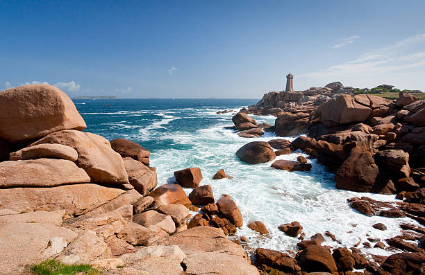 rose leuchtturm auf granitrosa coast in frankreich - ebb tide stock-fotos und bilder