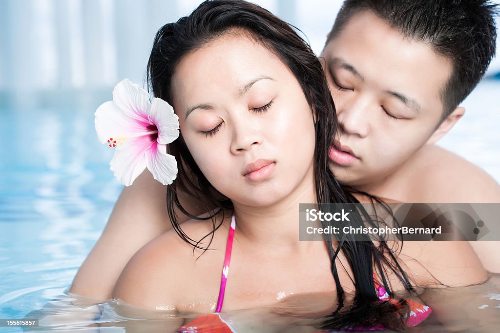 Jovem casal asiático na piscina - Foto de stock de 16-17 Anos royalty-free