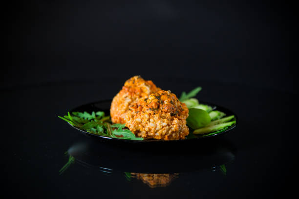 istock Cooked meatballs in a plate with fresh vegetables 1556161175