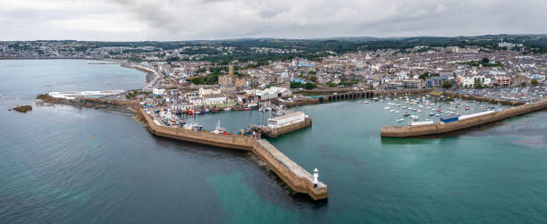 vista aerea del porto e della città di penzance in cornovaglia - penzance foto e immagini stock