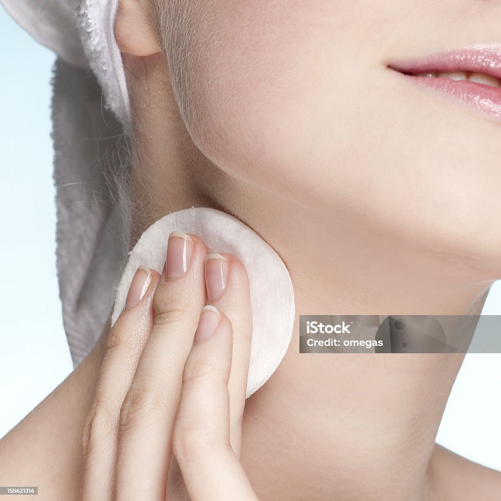 Close-up do rosto de Jovem mulher aplicando Esponja - Foto de stock de Mulheres royalty-free