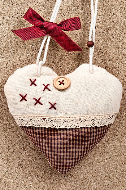 valentinstag herz geschenk. - heart shape textile button hanging stock-fotos und bilder