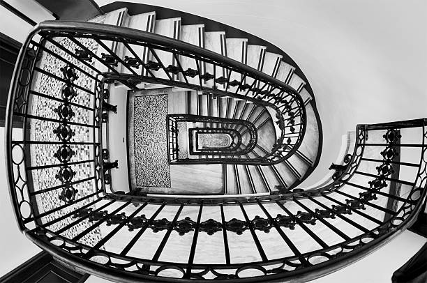 interni in stile barocco avvolgimento scalinata - staircase indoors wrought iron mansion foto e immagini stock