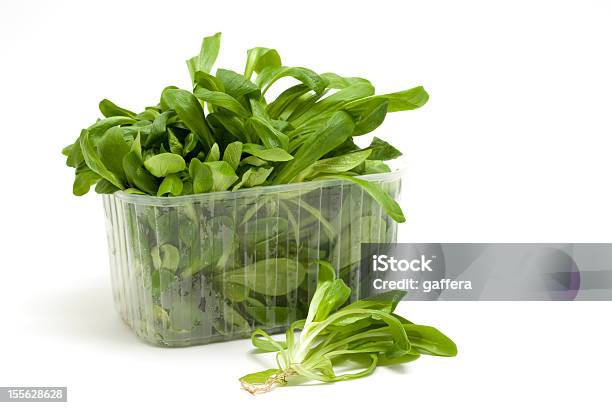 Salada De Milho No Tabuleiro De Plástico - Fotografias de stock e mais imagens de Salada de Milho - Salada de Milho, Figura para recortar, Fundo Branco