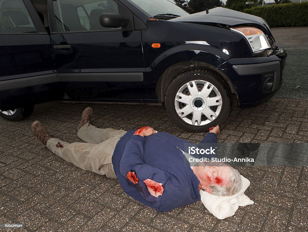 사고 방전됨 시체 교통사고-충돌 사고에 대한 스톡 사진 및 기타 이미지 - 교통사고-충돌 사고, 남자, 누워있기 - Istock