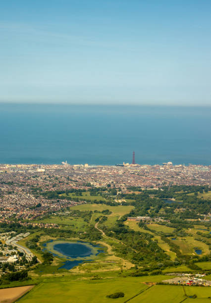 blackpool pleasure beach tower - rollercoaster blackpool england pleasure beach - fotografias e filmes do acervo