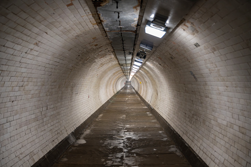The Greenwich Foot Tunnel crosses beneath the River Thames, linking Greenwich in the south with the Isle of Dogs to the north.