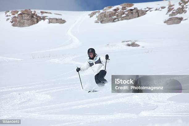Frau Skifahren Pulverschnee Colorado Usa Stockfoto und mehr Bilder von Colorado - Westliche Bundesstaaten der USA - Colorado - Westliche Bundesstaaten der USA, Pulverschnee, Skifahren