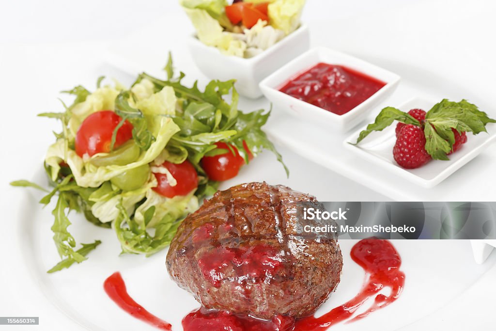 steak grillé avec des légumes - Photo de Tomate libre de droits