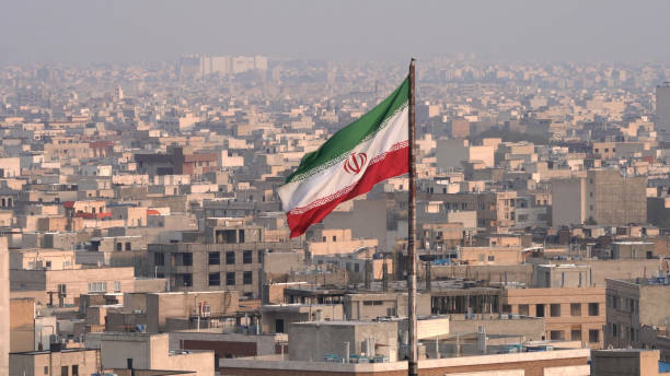 la ciudad de teherán con la bandera iraní - iranian flag fotografías e imágenes de stock