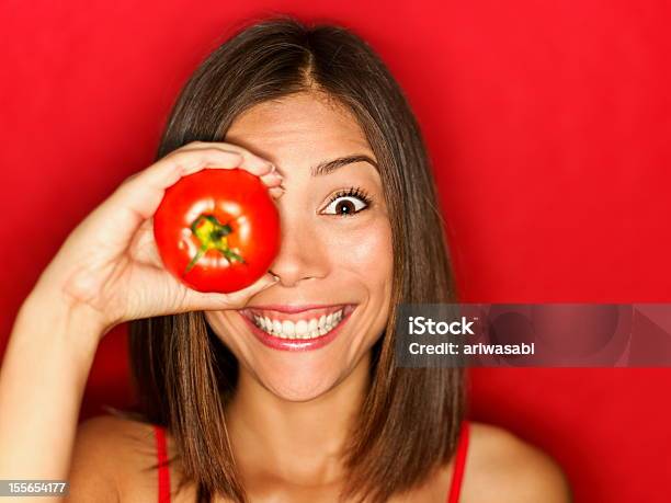 Foto de Engraçado Comida Mulher De Vermelho Tomate e mais fotos de stock de Mulheres - Mulheres, Só Uma Mulher, Tomate