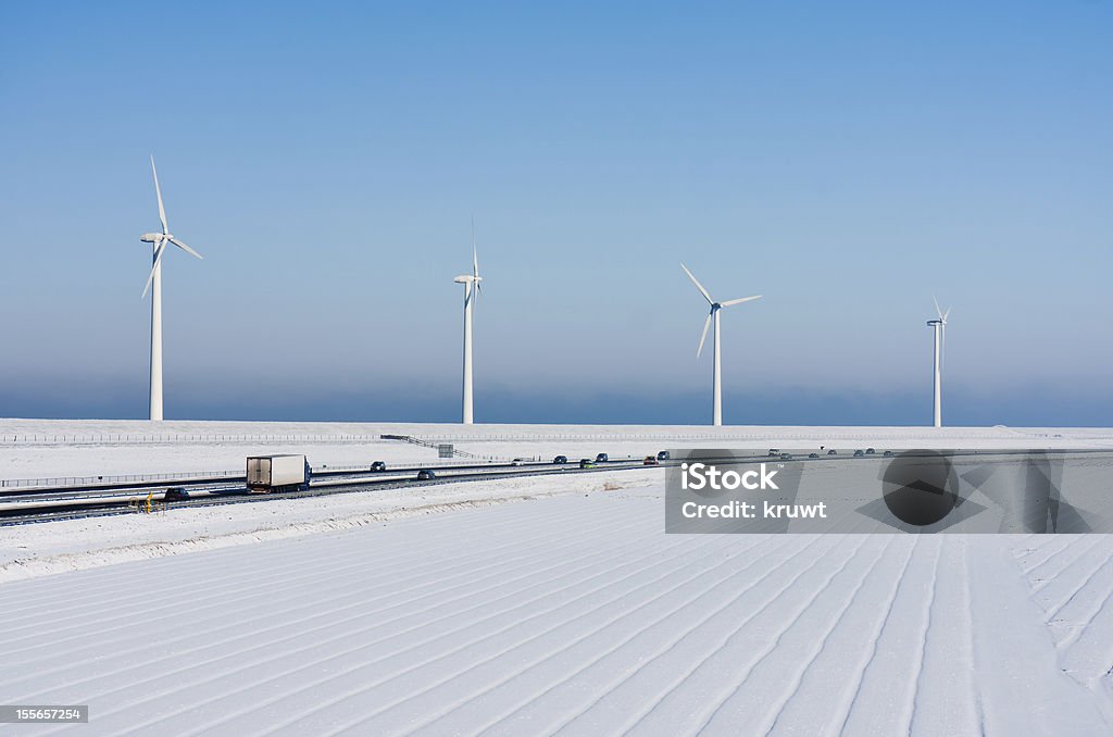 La campagne néerlandaise hiver paysage avec autoroute et big windturbines - Photo de Poids lourd libre de droits
