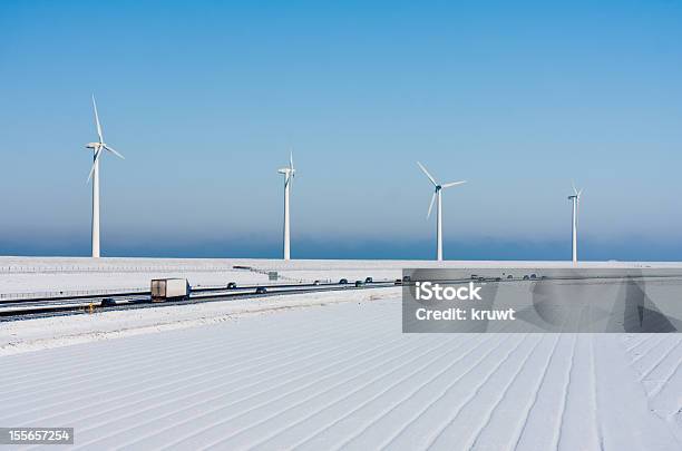 Photo libre de droit de La Campagne Néerlandaise Hiver Paysage Avec Autoroute Et Big Windturbines banque d'images et plus d'images libres de droit de Poids lourd