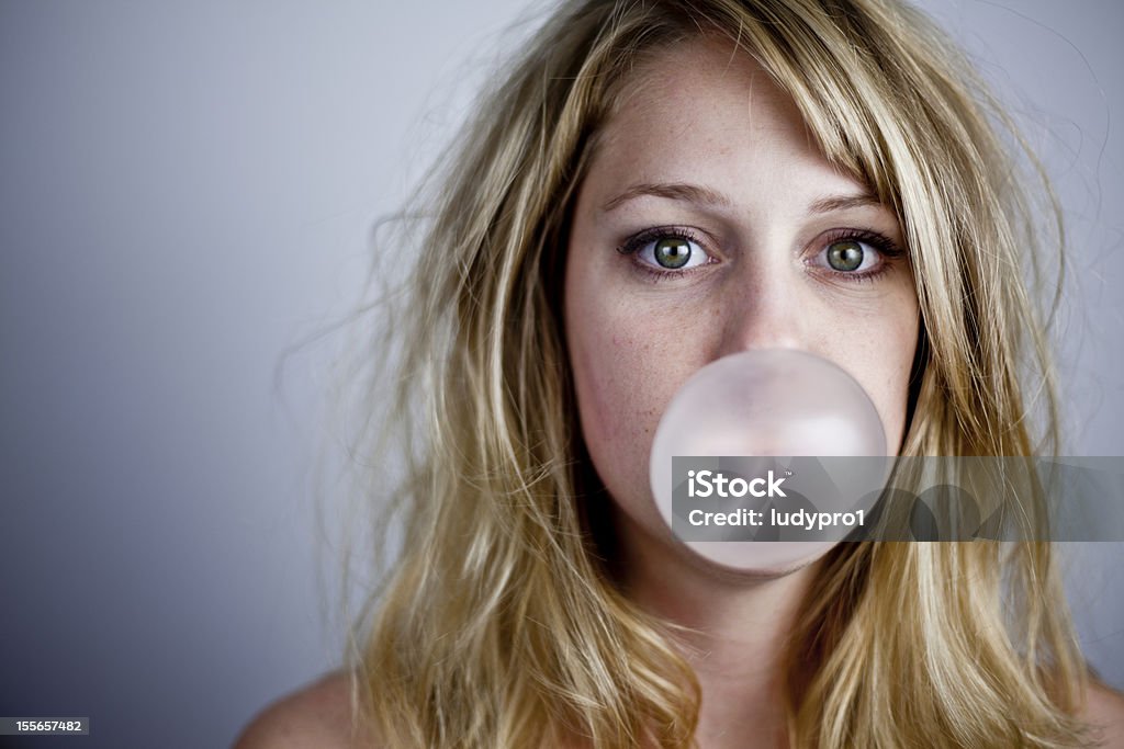 Femme posant avec soufflé pensée - Photo de Chewing-gum libre de droits