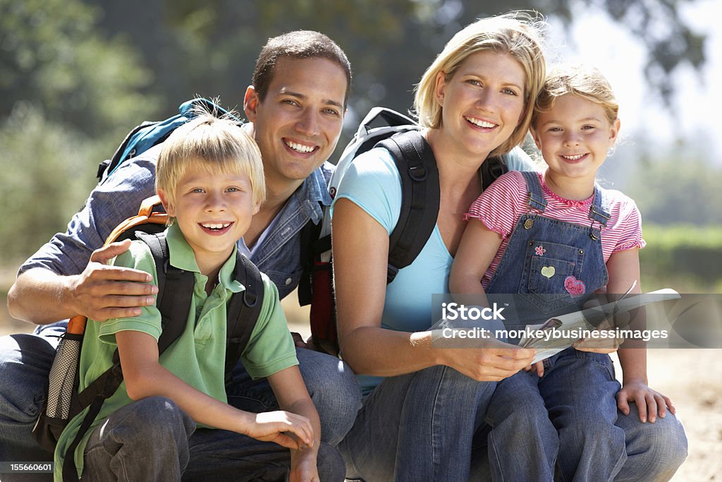 Giovane famiglia sulla passeggiata del paese - Foto stock royalty-free di 4-5 anni