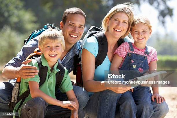 Giovane Famiglia Sulla Passeggiata Del Paese - Fotografie stock e altre immagini di 4-5 anni - 4-5 anni, Abbracciare una persona, Adulto