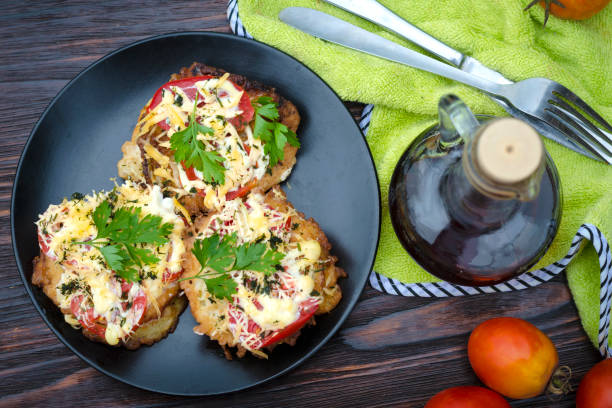 aperitivo de abobrinha com molho de tomate e queijo - squash fried deep fried dill - fotografias e filmes do acervo