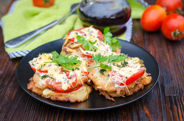 aperitivo de abobrinha com molho de tomate e queijo - squash fried deep fried dill - fotografias e filmes do acervo