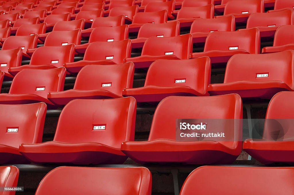 Red vazio plástico assentos no estádio - Foto de stock de Esporte royalty-free