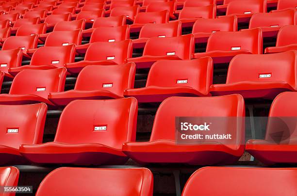 Foto de Red Vazio Plástico Assentos No Estádio e mais fotos de stock de Esporte - Esporte, Estádio, Exterior