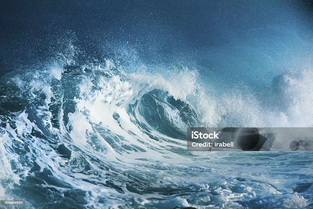 Bleu et blanc, les vagues déferlantes de l'océan - Photo de Vague libre de droits