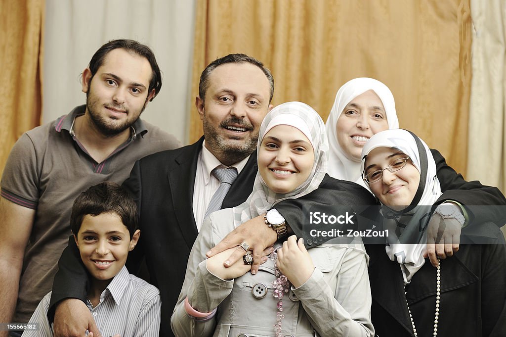 Musulmana árabe familia bajo techo - Foto de stock de Etnias de Oriente Medio libre de derechos