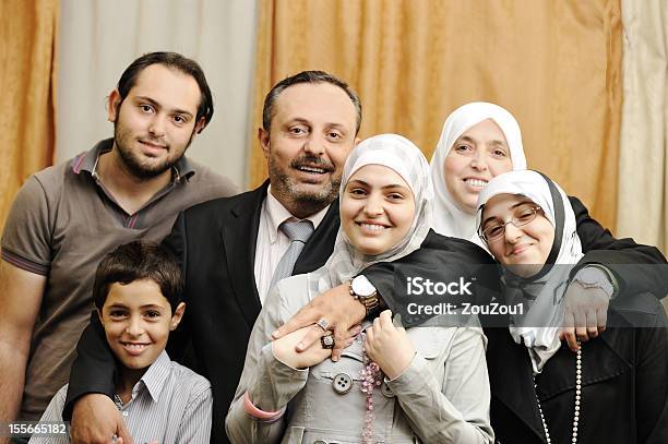 Arabo Musulmano Famiglia Indoor - Fotografie stock e altre immagini di Etnia del Medio Oriente - Etnia del Medio Oriente, Famiglia, Islamismo