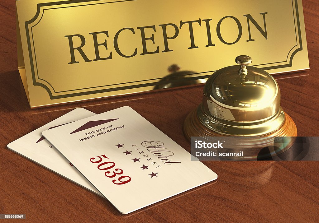 Sino de serviço e cardkeys na recepção do hotel - Foto de stock de Recepcionista royalty-free