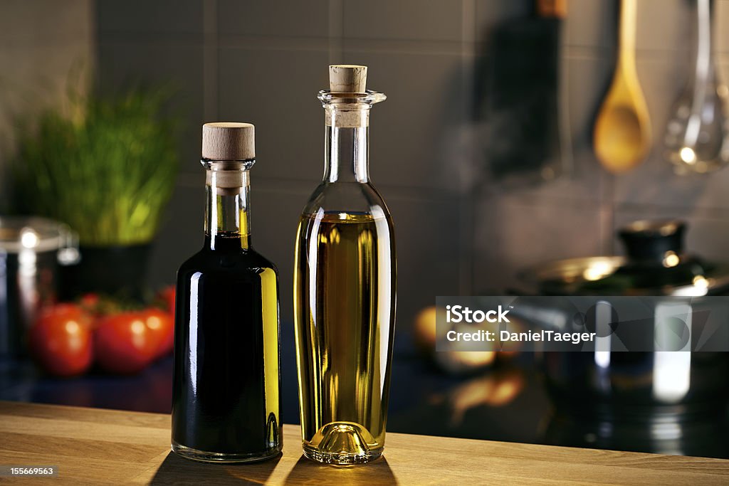 Huile et vingar bouteilles en face d'une cuisine - Photo de Vinaigre libre de droits